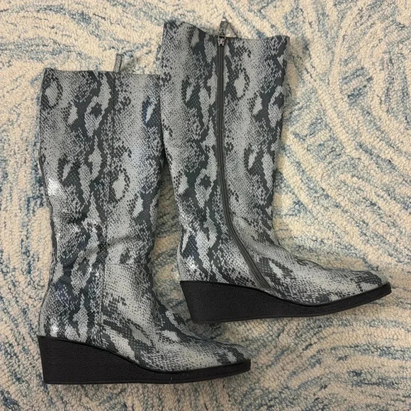 Aerosoles Brenna snake skin boots 8.5 - Picture 2 of 6